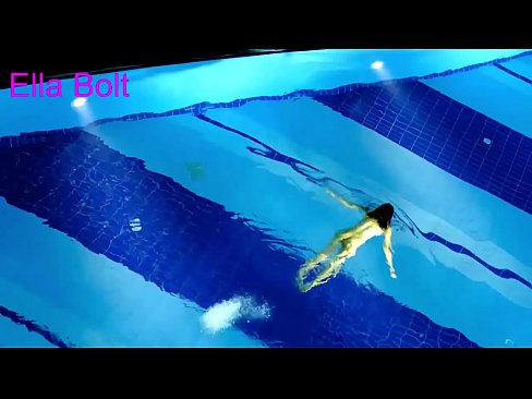 ❤️ Ma nistax nieqaf nara, blonda żagħżugħa maqbuda tgħum nuda fil-pool tar-resort ELLA BOLT ❤️ Video tal-ħakk lilna mt.xxx-wow-net.ru ❤